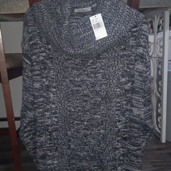 Never Worn New women's warm sweater - Picture 1 of 4